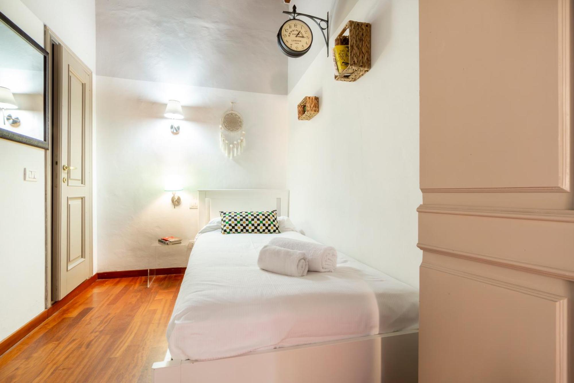 Downtown Colourful Flat Close To The Railway Florencia