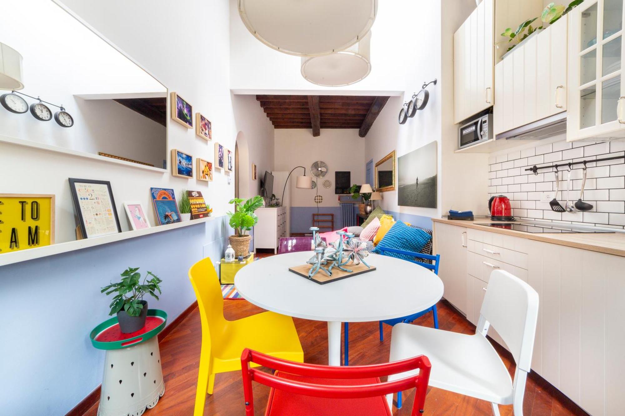 Downtown Colourful Flat Close To The Railway Florencia