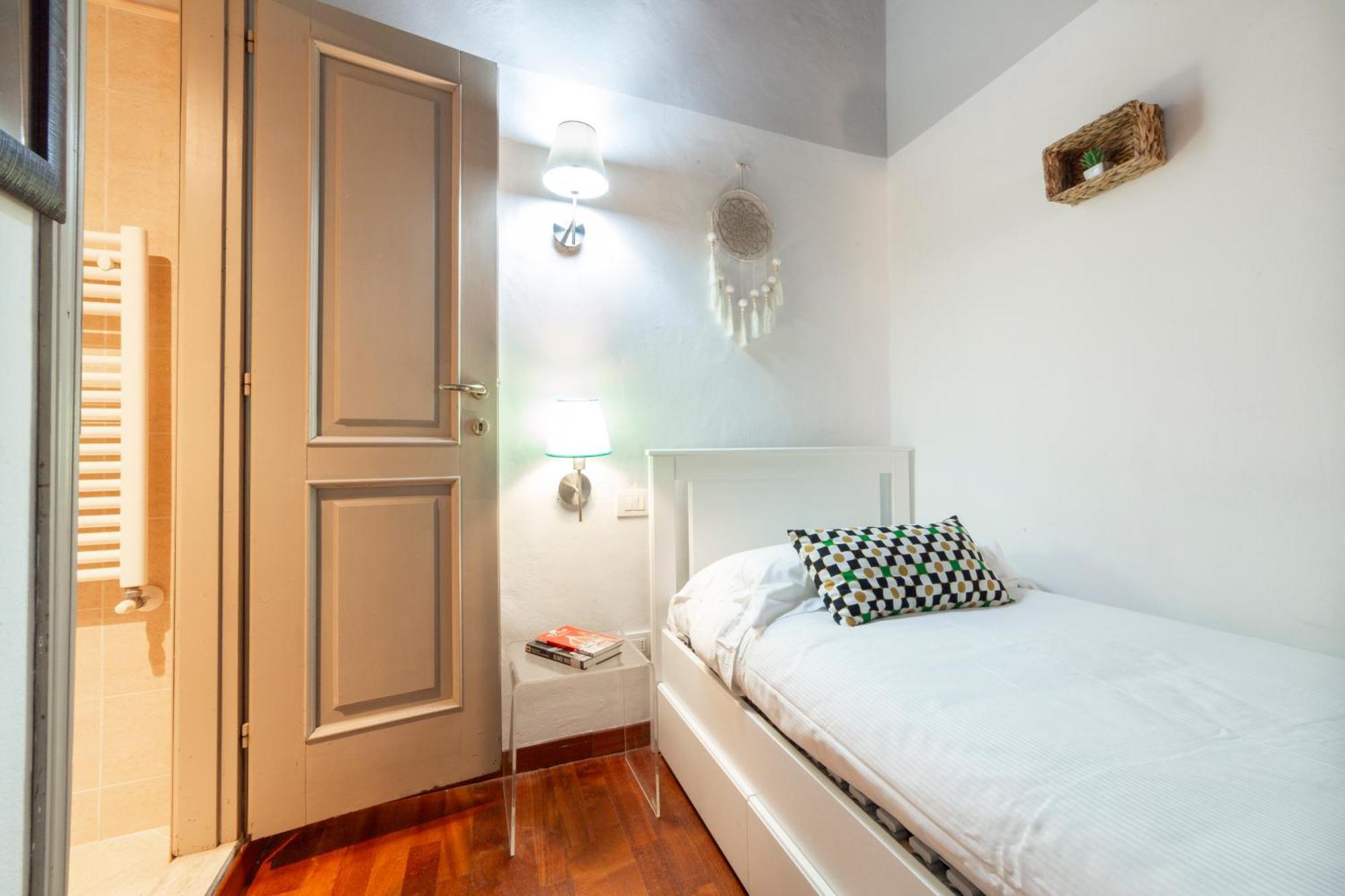 Downtown Colourful Flat Close To The Railway * Florencia