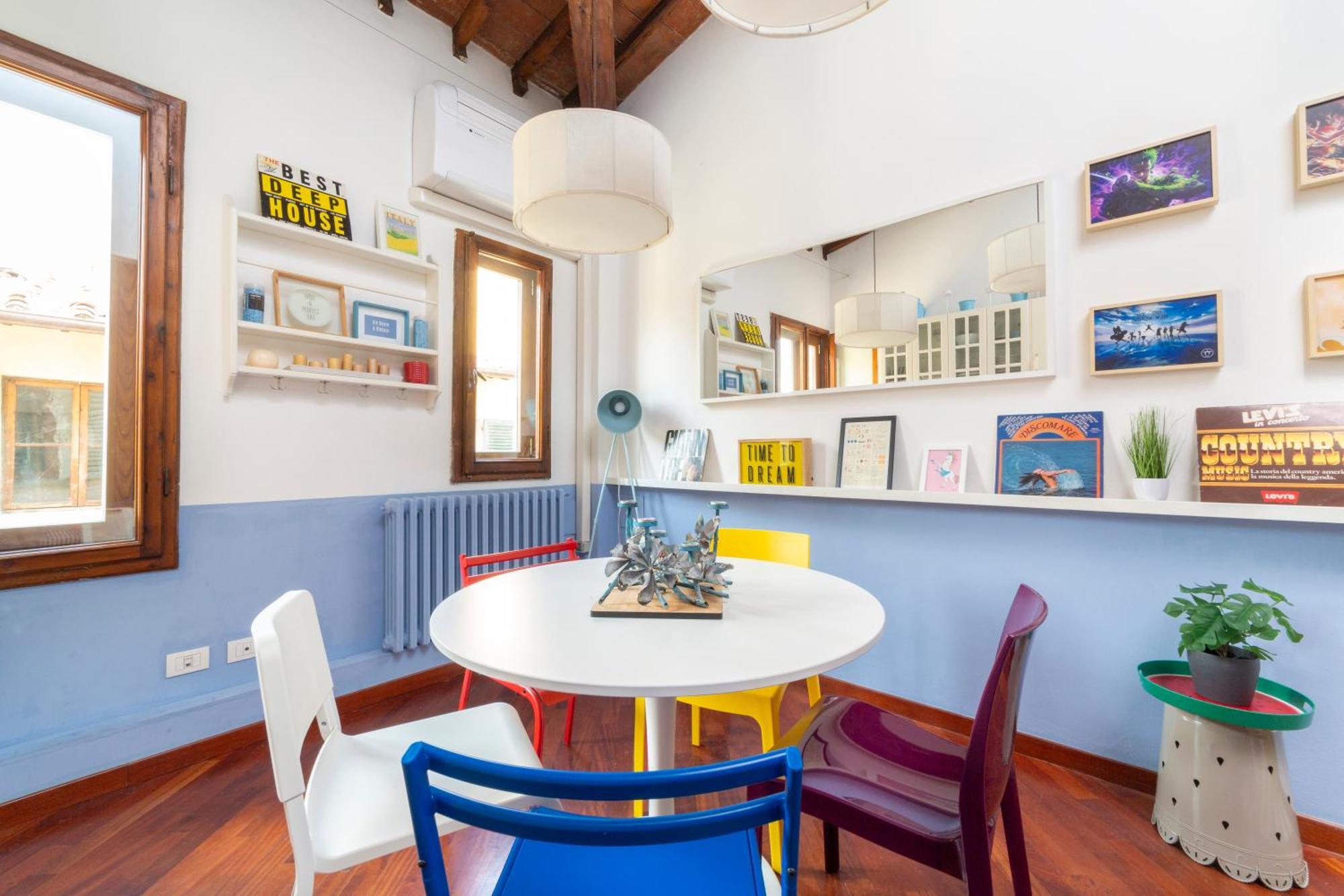 Downtown Colourful Flat Close To The Railway * Florencia