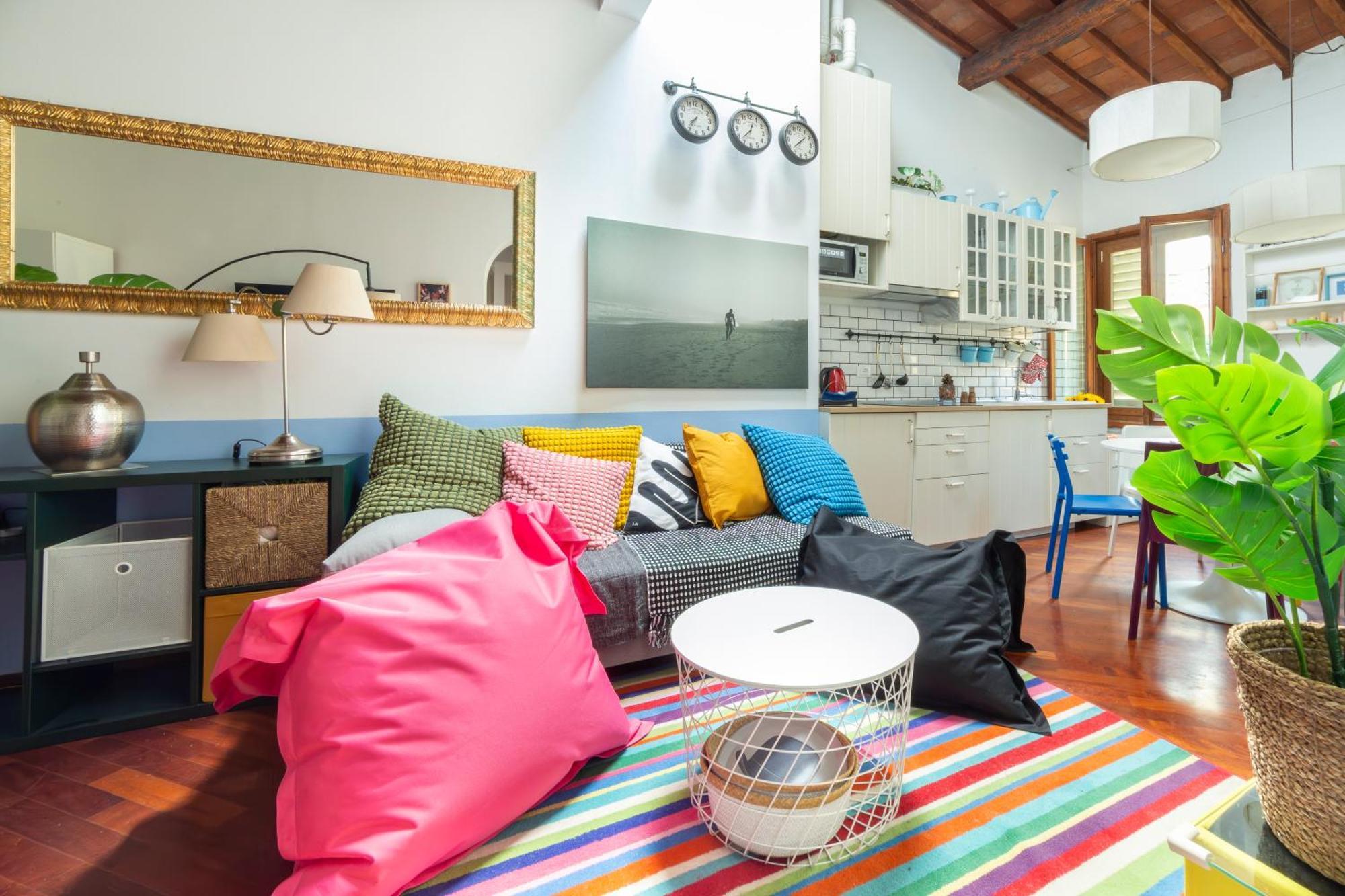 Downtown Colourful Flat Close To The Railway * Florencia